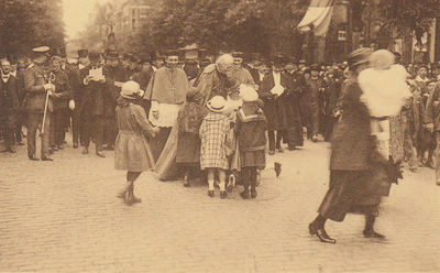 A l'occasion de la réception organisée à Braine-l'Alleud le 9 juin 1924 pour le jubilé d'or du cardinal Mercier (50 ans de prêtrise), celui-ci bénit la 1ère pierre du Collège Cardinal Mercier.Ici, le cortège se trouve avenue Léon Jourez.